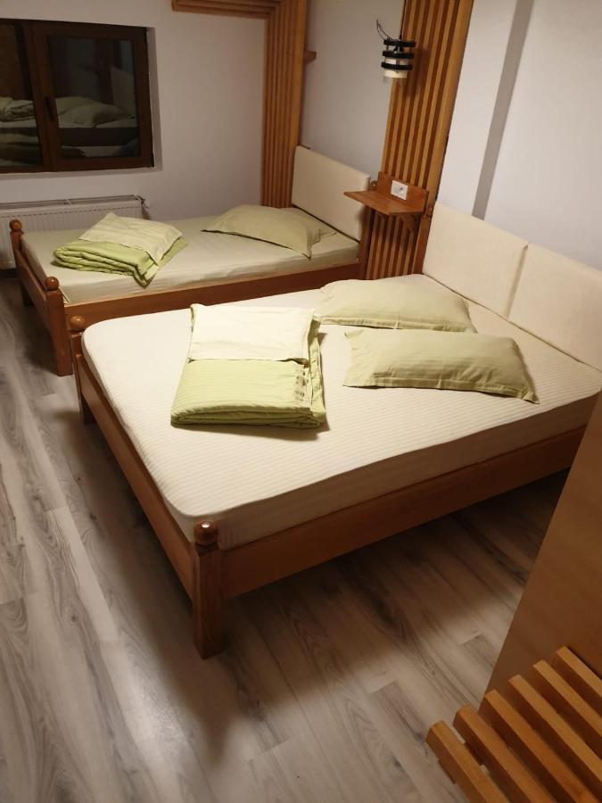 Motel Mesterul Manole คูร์ตา เด อาร์เจช ภายนอก รูปภาพ